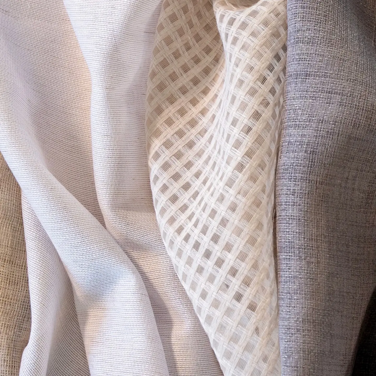 Detalle macro-textil Vellesia Textiles. Hilaturas premium de alta densidad con propiedades de absorción acústica y difracción lumínica para cortinas de onda perfecta ALTISSIMO