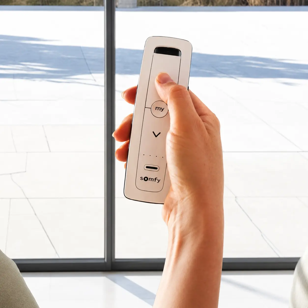 Ecosistema de automatización invisible Somfy io-homecontrol. Control de autor para persianas monumentales ALTISSIMO